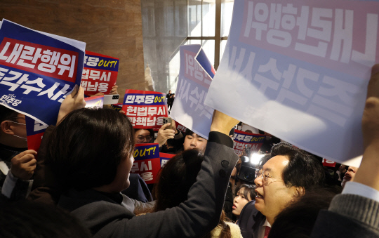 국민의힘 의원, 당 관계자들이 5일 오전 국회 로텐더홀 계단에서 야당의 감사원장과 검사들에 대한 탄핵 추진 규탄대회를 하던 중 본회의에 참석하던 더불어민주당 의원, 관계자들과 고성을 주고받고 있다. [연합뉴스 제공]